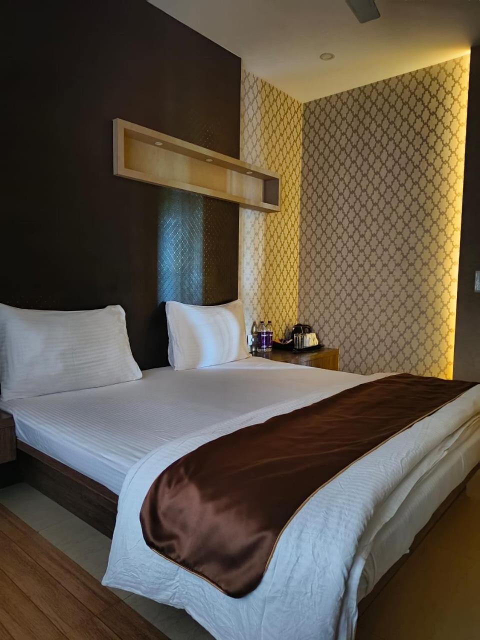 Jaanki Farms & Resorts Jorhāt Buitenkant foto