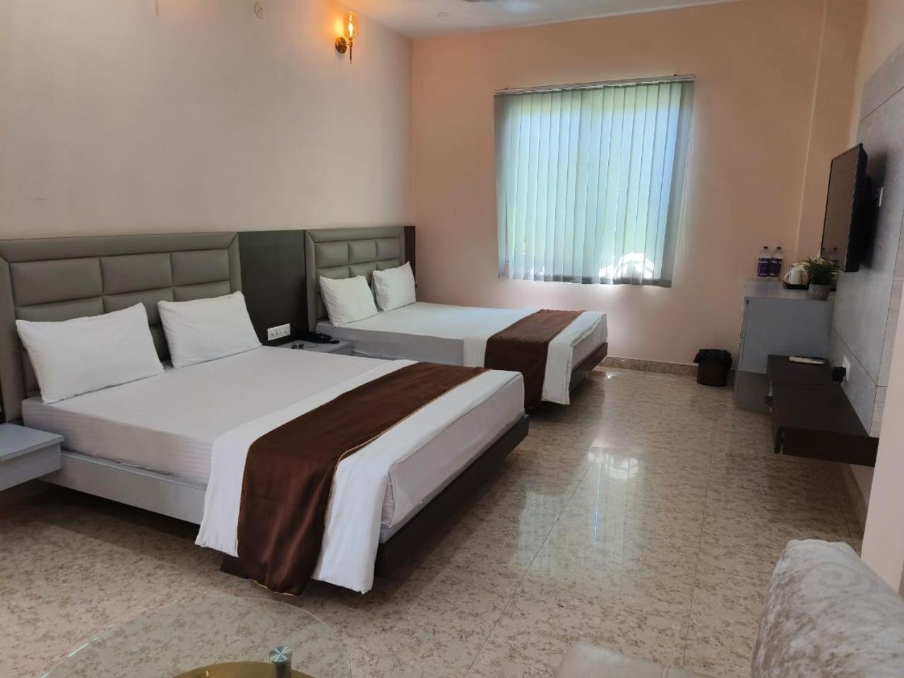 Jaanki Farms & Resorts Jorhāt Buitenkant foto