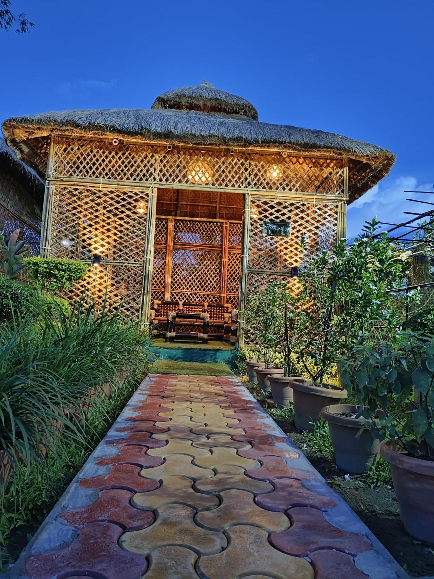 Jaanki Farms & Resorts Jorhāt Buitenkant foto