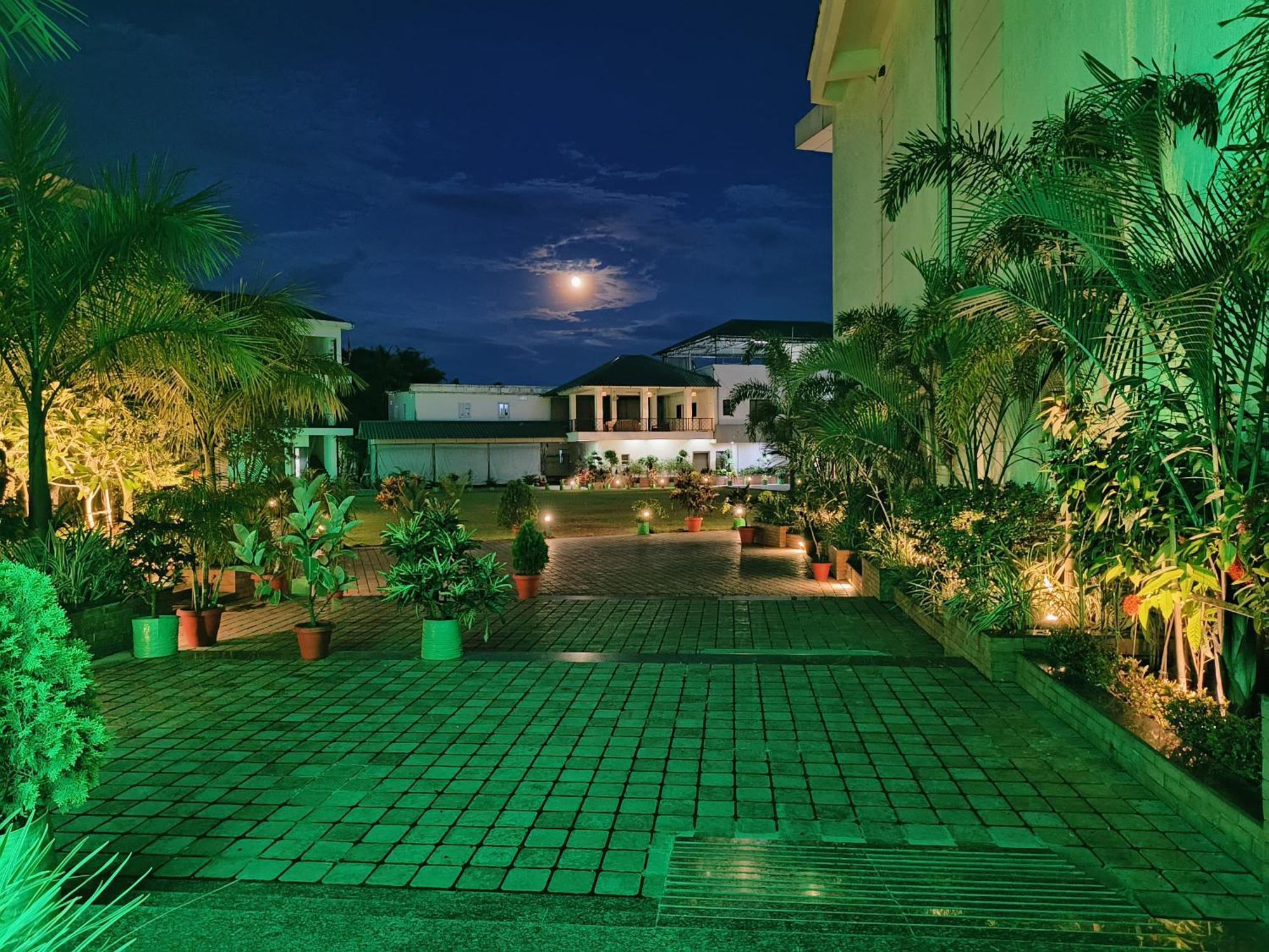 Jaanki Farms & Resorts Jorhāt Buitenkant foto