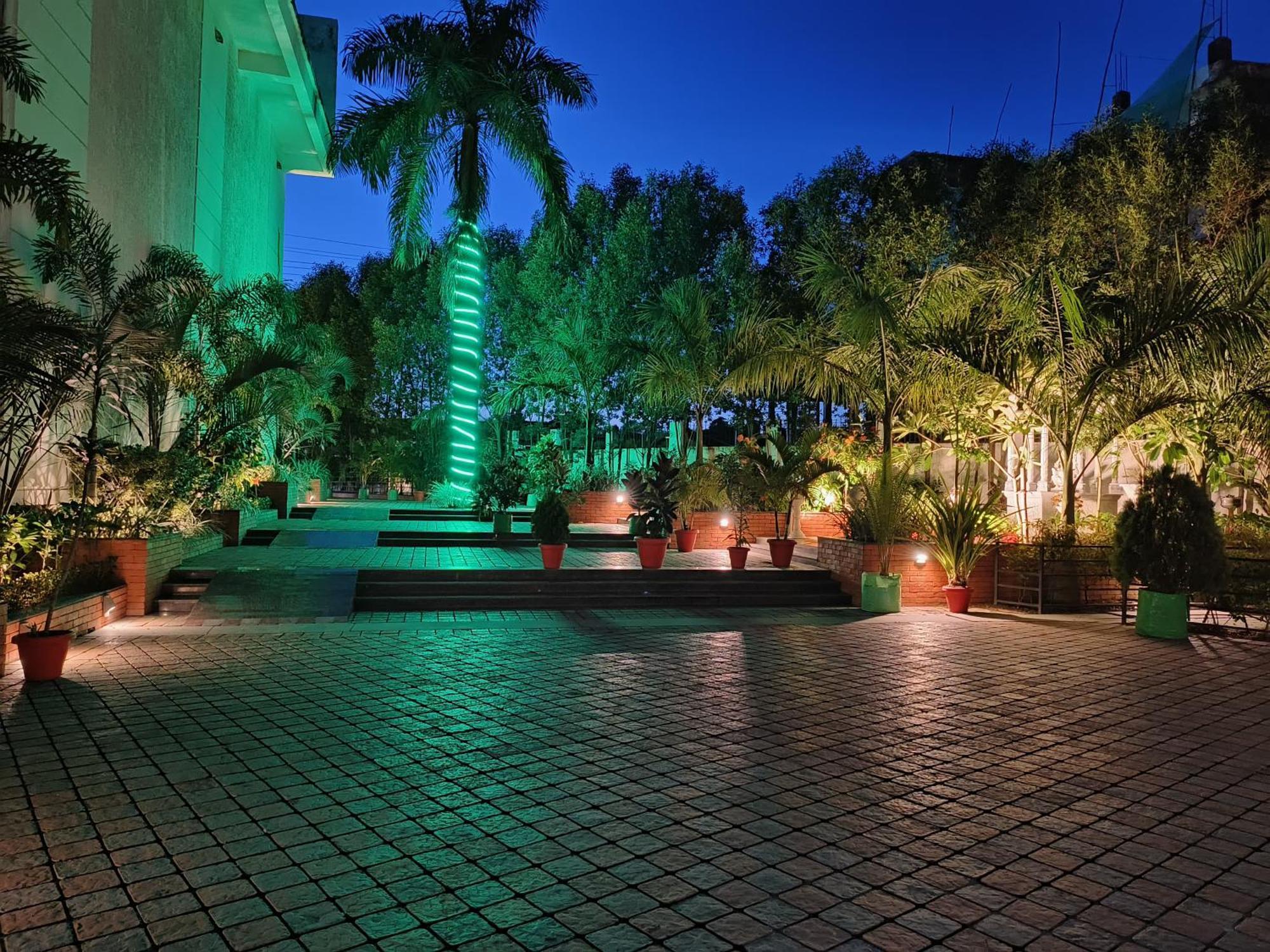 Jaanki Farms & Resorts Jorhāt Buitenkant foto
