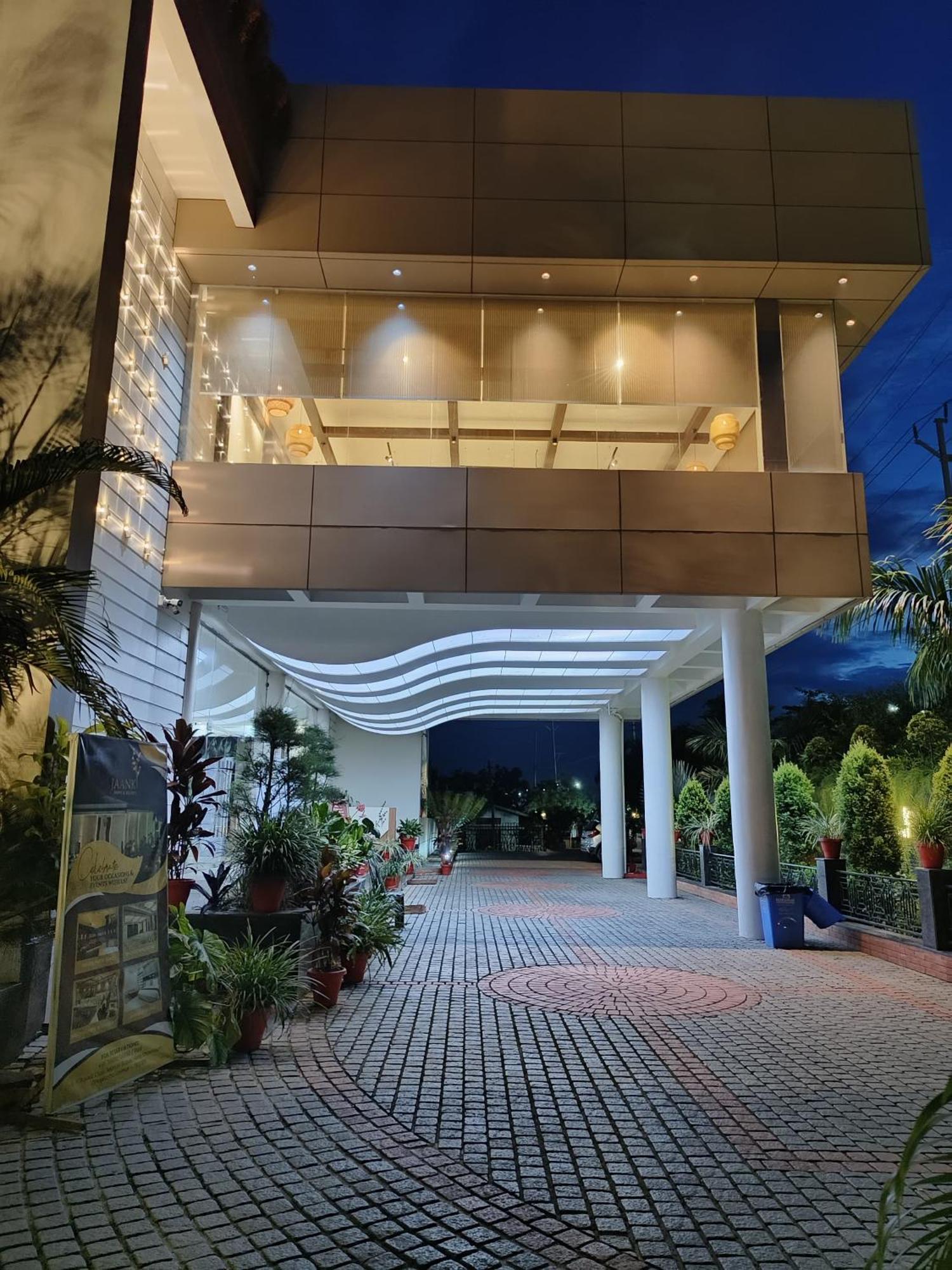 Jaanki Farms & Resorts Jorhāt Buitenkant foto