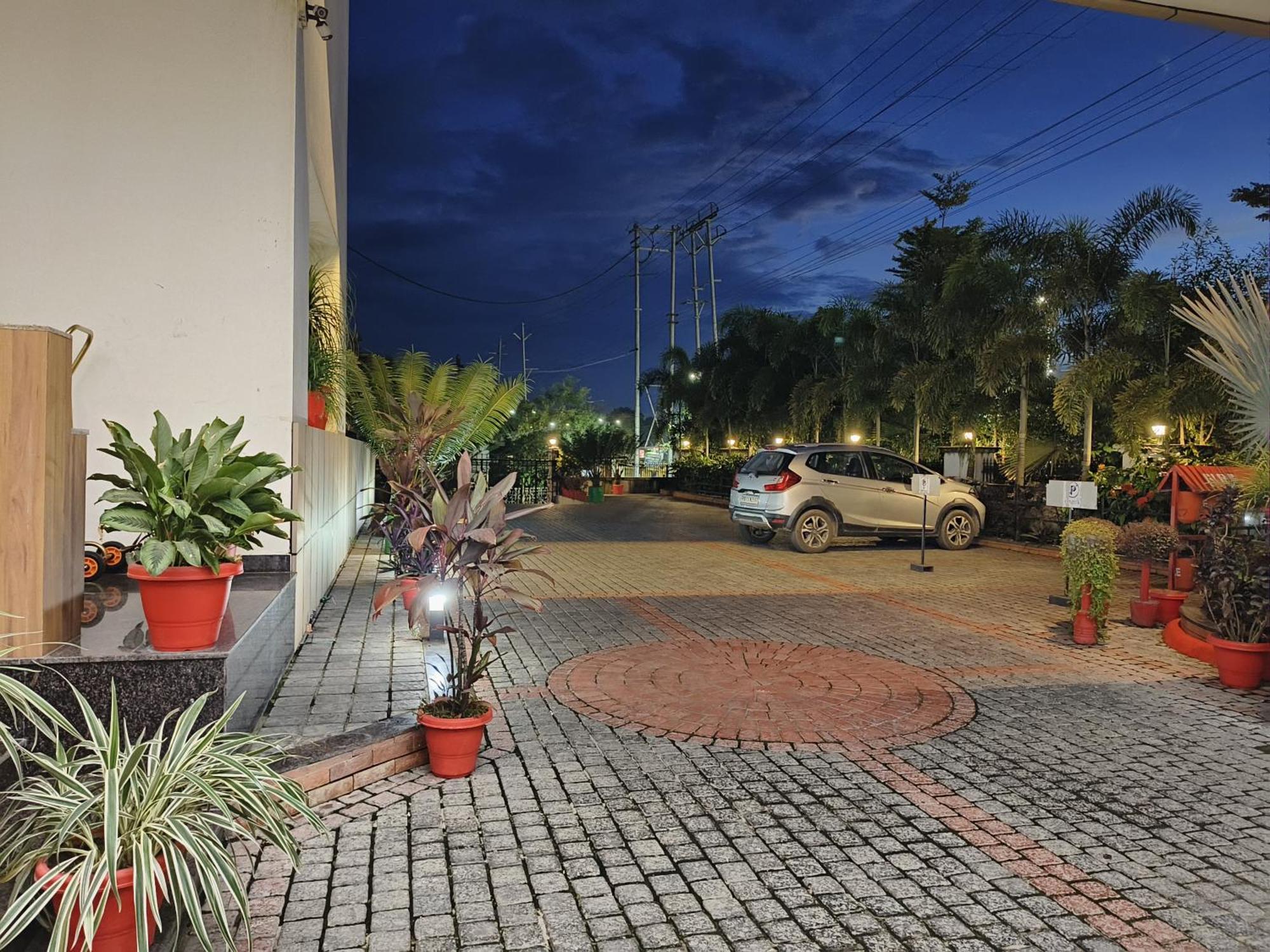 Jaanki Farms & Resorts Jorhāt Buitenkant foto