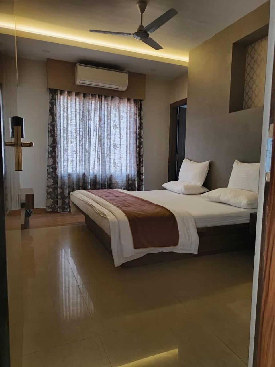 Jaanki Farms & Resorts Jorhāt Buitenkant foto