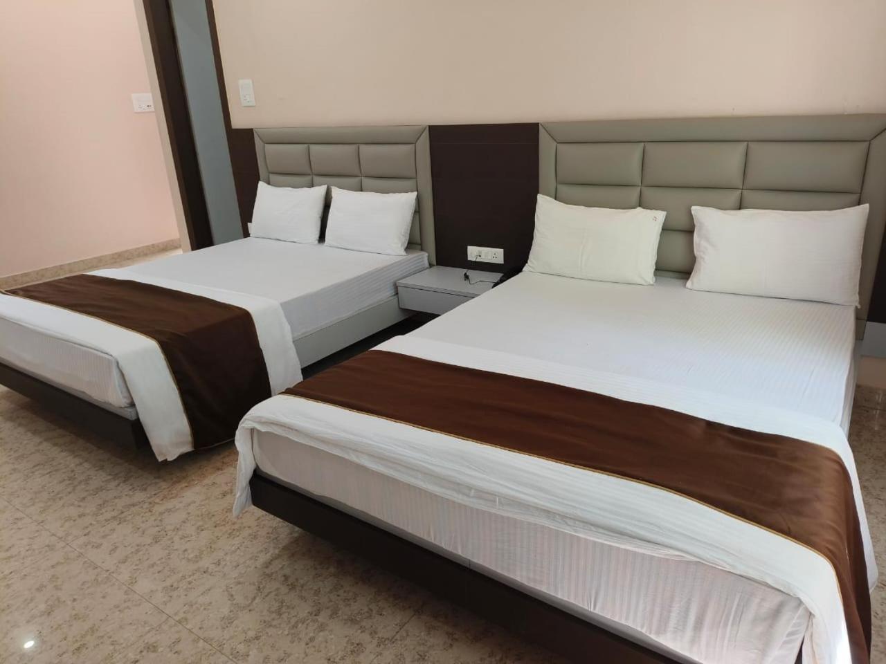 Jaanki Farms & Resorts Jorhāt Buitenkant foto