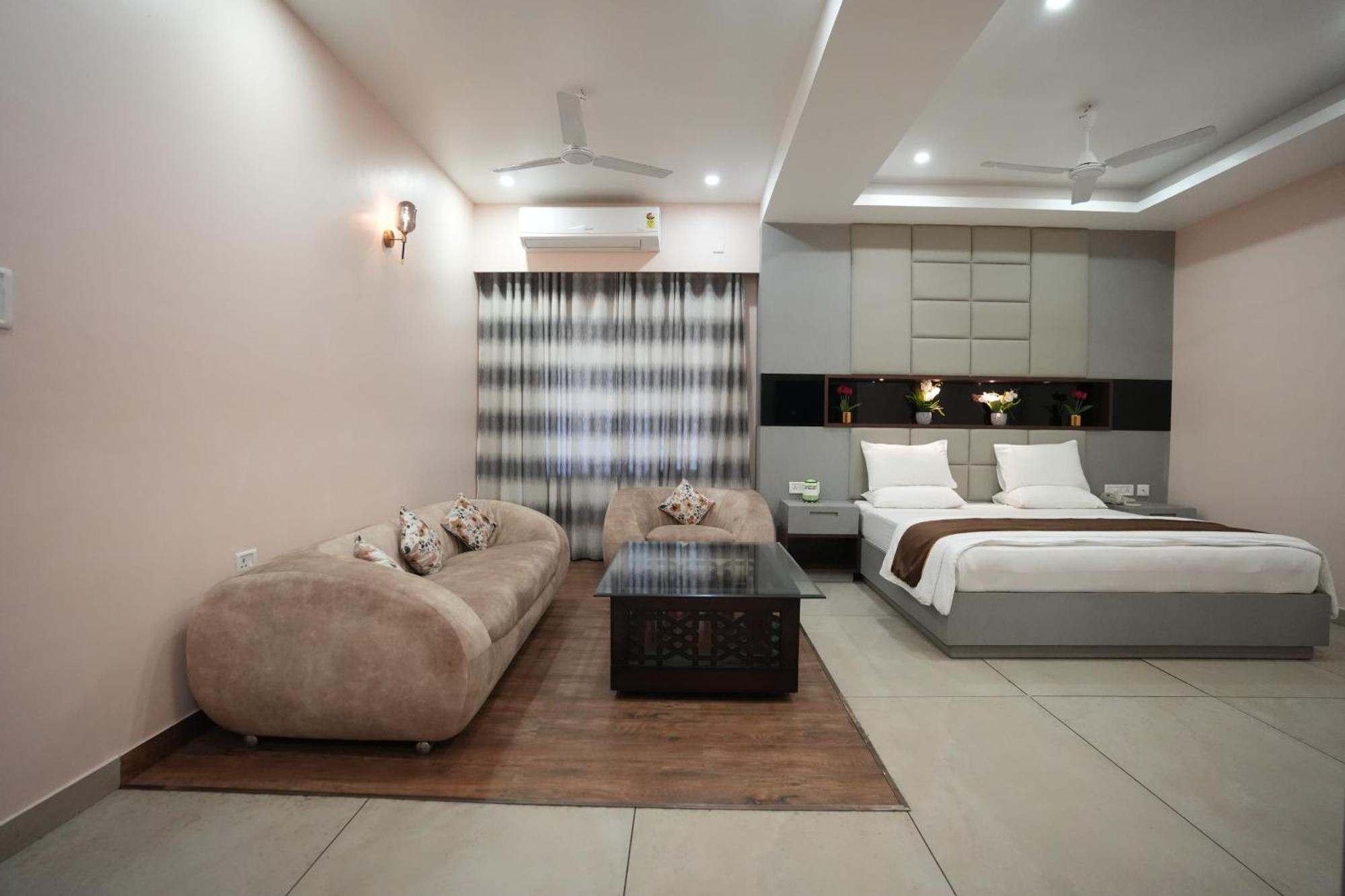 Jaanki Farms & Resorts Jorhāt Buitenkant foto