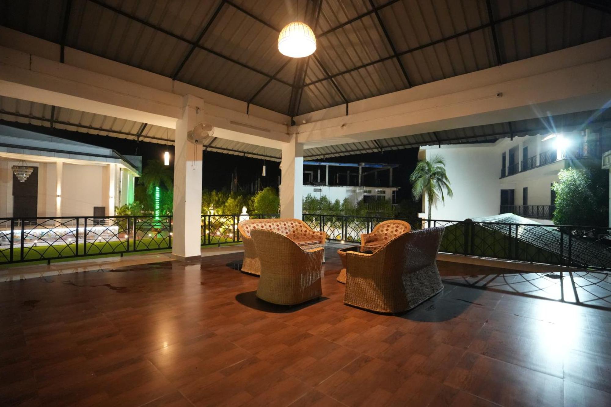Jaanki Farms & Resorts Jorhāt Buitenkant foto