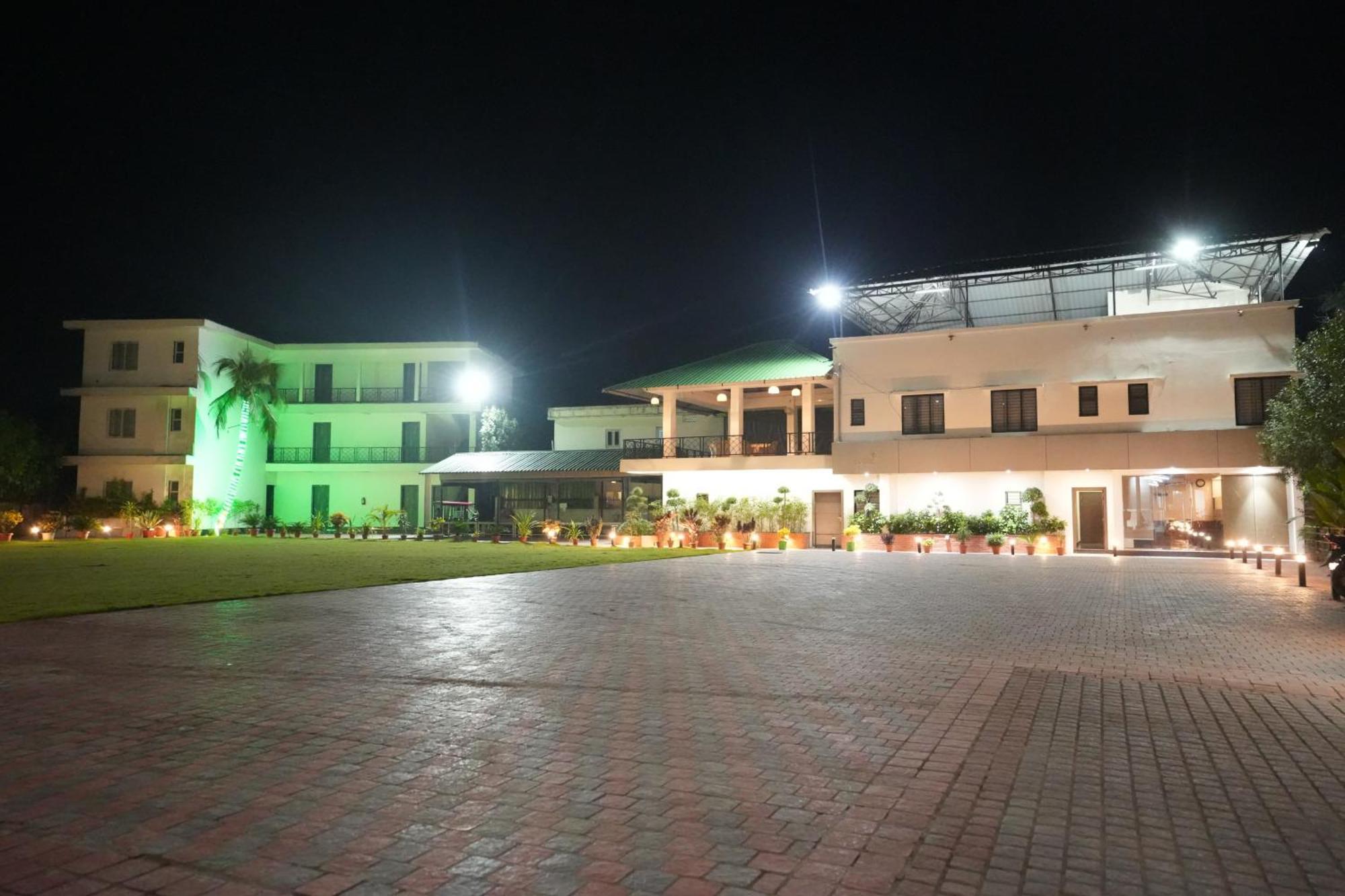 Jaanki Farms & Resorts Jorhāt Buitenkant foto