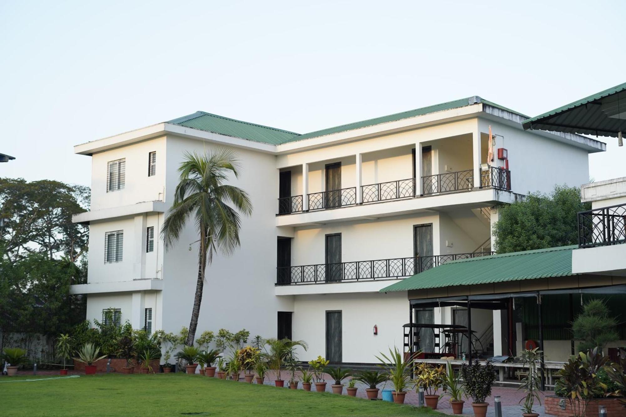 Jaanki Farms & Resorts Jorhāt Buitenkant foto