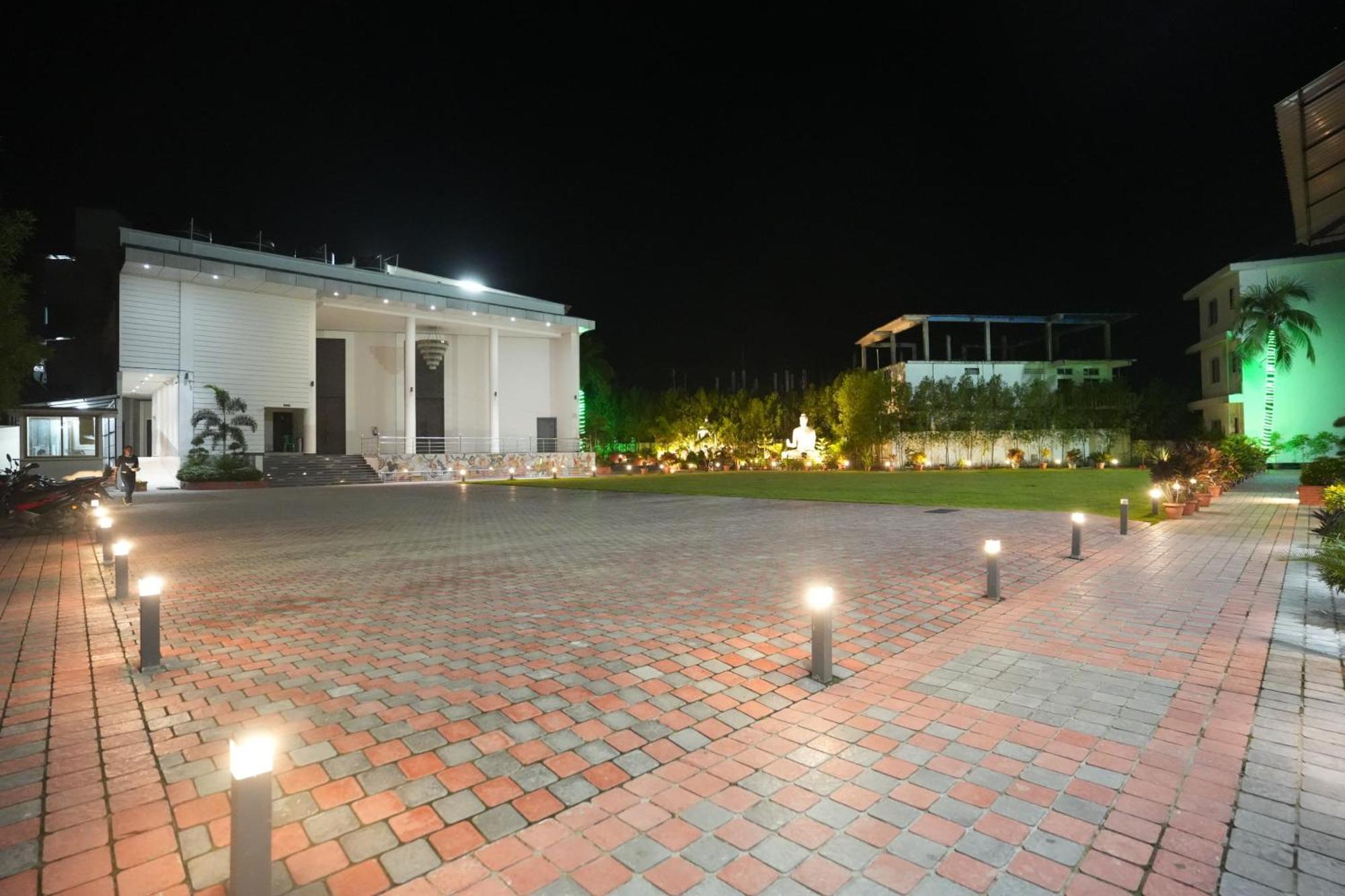 Jaanki Farms & Resorts Jorhāt Buitenkant foto